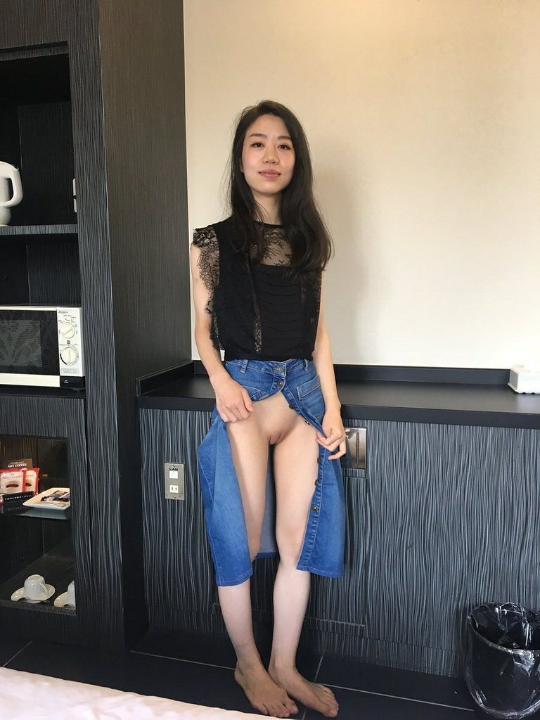 Asian flashing pussy