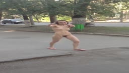 skinny russian teen walk nudein street голая девка зачем то прошла по ул. Масленникова (в Самаре)