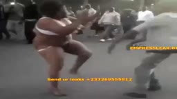 Crazy Woman Goes N@ked And Opens Her Leg To Fight A Man On The Street