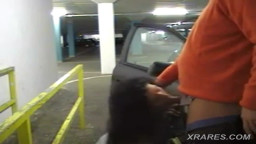 Deutscher Amateur-Blowjob im Parkhaus
