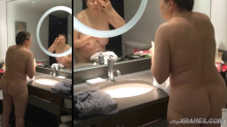 Mom has a crazy curvy body