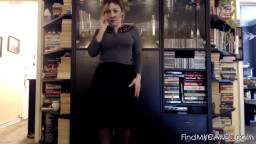 Big-Ass MILF Plays With Dildo On Webcam